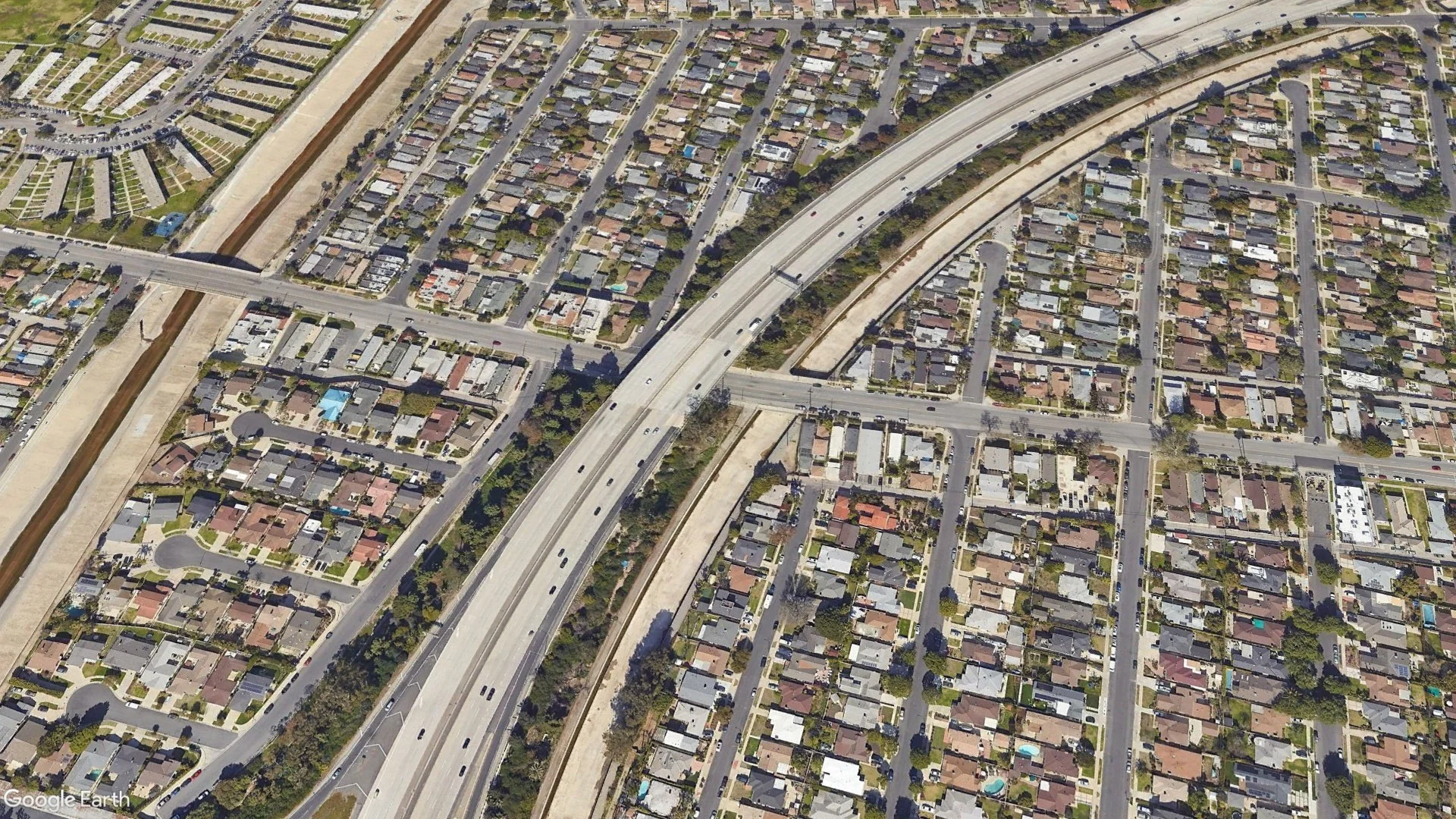 The corridor reconnecting the community of Del Rey